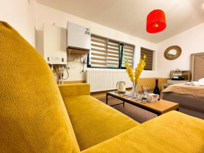 Golden Escape - Charming Studio in Prime Location